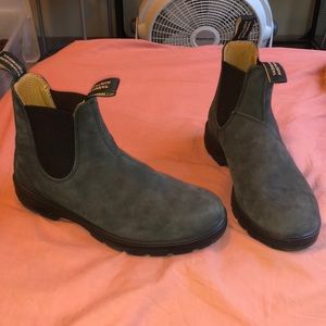 Blundstones black/dark grey color
